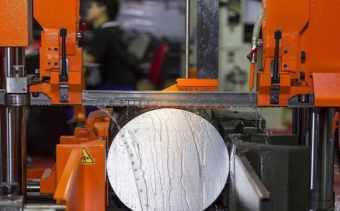 米易立式金属带锯床切削出现跑带故障解决方法！